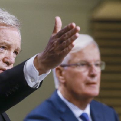 Britannian brexit-ministeri David Davis ja EU:n puolesta neuvotteluja johtava Michel Barnier