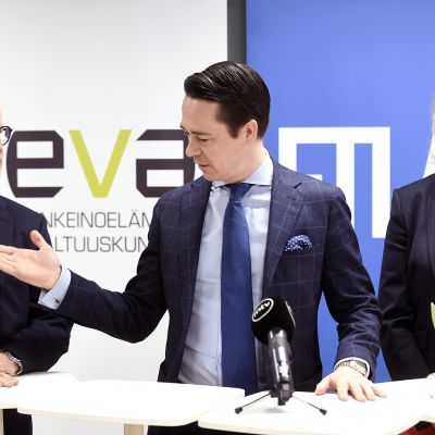 Carl Haglund esitteli Etlan ja Evan uudet johtajat Aki Kangasharjun ja Emilia Kullaksen tiedotustilaisuudessa Helsingissä.