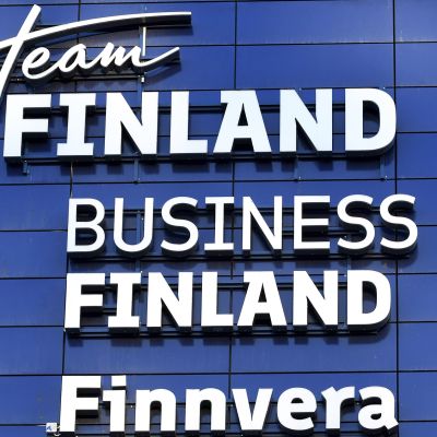 Team Finland, Business Finland ja Finnvera logot toimistotalon seinässä Ruoholahdessa Helsingissä.