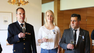 Bild från medaljceremonin. Ali Rezgi och Anna-Sofia Airo fpremierades med presidentens livräddningsmedalj.