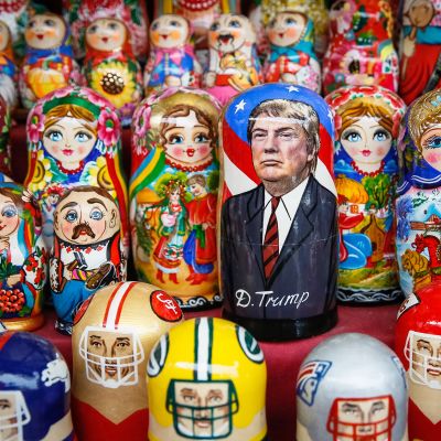 Donald Trump- ja maatuska -nukke.