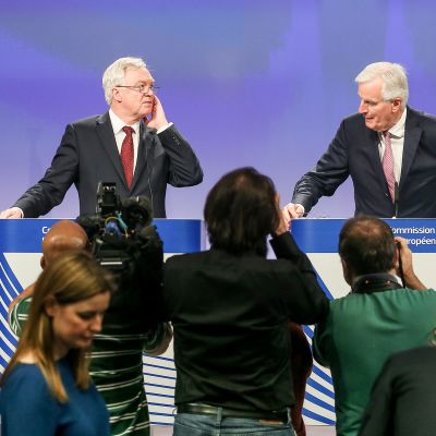 Britannian brexit-ministeri David Davis (vas.) ja EU:n neuvotteluvastaava komissaari Michel Barnier