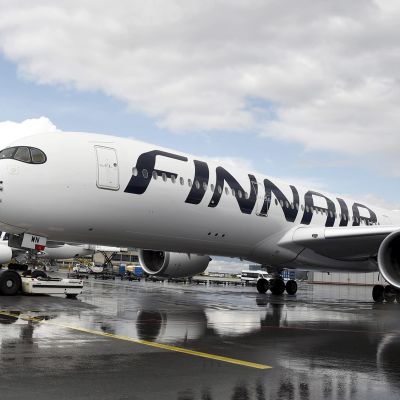 Finnair-flygplan på flygplats.