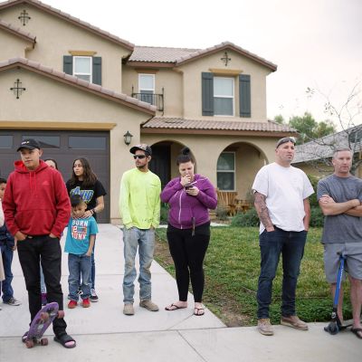 Naapurit seisovat Turpinien talon edustalla Kalifornian Perrisissä.