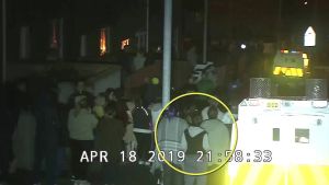 Polisen gav ut denna bild av upploppet i Derry i torsdags då Lyra Mckee( i den gula cirkeln) träffades av en kula då hon stod invid en polisbil Polisen gav ut denna bild av upploppet i Derry i torsdags då Lyra Mckee( i den gula cirkeln) träffades av en kula då hon stod invid en polisbil