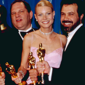  David Parfitt, Donna Gigliotti, Harvey Weinstein, Gwyneth Paltrow, Edward Zwick och Marc Norman poserar med Oscarsstatyetter.