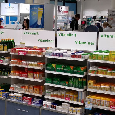 vitaminer på hyllan i ett apotek
