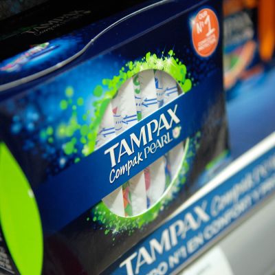 Tamponipakkauksia kaupan hyllyssä.