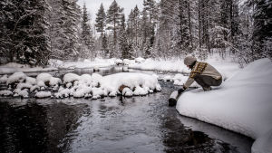 Tova hämtar dricksvatten ur ån. Tova Christoffersson hämtar vatten ur en bäck.