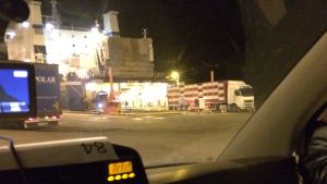Här kör transportbilarna av båten i Paldiski i Estland Djurtransport kör av fartyg i Paldiski