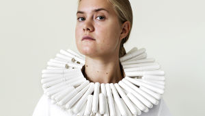Vanessa Forsténs självporträtt White Privilege där hon står med en tampongkrake runt halsen. 