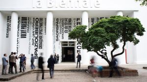 Venetsian biennalin päänäyttely Giardinissa.