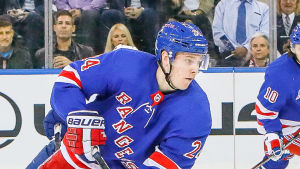TPS-fostrade Kaapo Kakko spelar numera för New York Rangers. Kaapo Kakko kurvar med pucken.