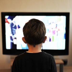 Pikkupoika katsoo televisiota