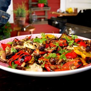 Grillatuja vihanneksia lautasella.
