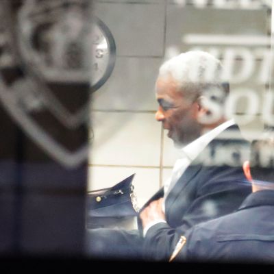 New Yorkin poliisi NYPD pidätti Charles Oakleyn epäiltynä kolmesta pahoinpitelystä.