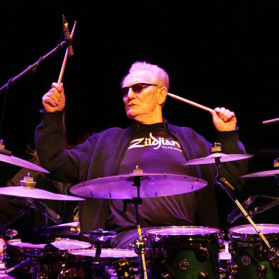 Ginger Baker soittaa rumpuja