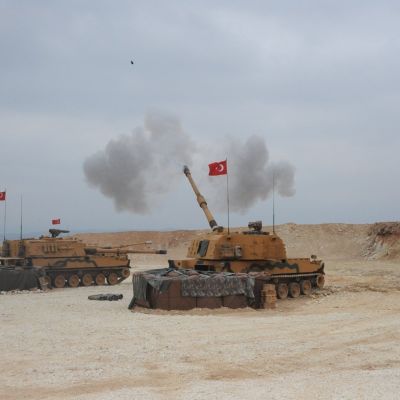 Turkin puolustusministeriön julkaisemassa kuvassa näkyvät Turkin maajoukot hyökkäämässä pohjoiseen Syyriaan.