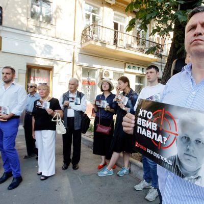 Ihmisiä muistamassa Pavel Šeremetin murhaa vuosipäivänä 20. heinäkuuta 2019.