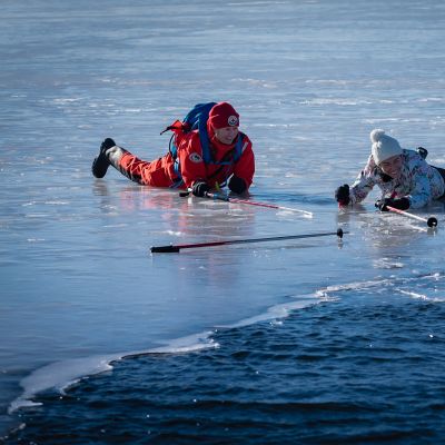 Jäihin pudonnutta pelastetaan.