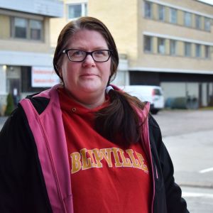 Ulrika Malm tror att initiativet för gemensamma hemkomsttider bör komma från föräldrarna - inte politiskt. Ulrika Malm, en medelålders kvinna med svarta glasögon och röd tröja invid torget i Dalsbruk.