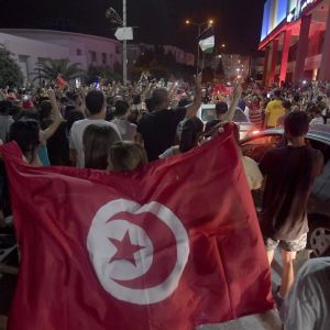 Kansa juhli kaduilla Tunisian pääministerin erottamista.