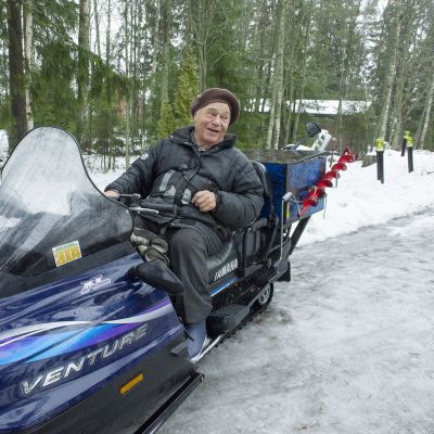 Mikko Vainio lähdössä moottorikelkalla verkoille.