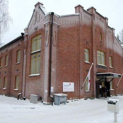 Punaisen Ristin Hennalan vastaanottokeskus.