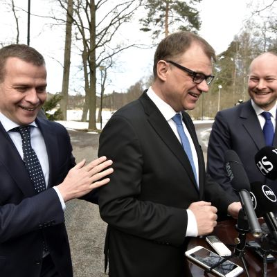 Kokoomuksen puheenjohtaja Petteri Orpo, keskustan puheenjohtaja Juha Sipilä ja sinisten puheenjohtaja Sampo Terho hallituksen kehysriihineuvotteluissa Kesärannassa Helsingissä