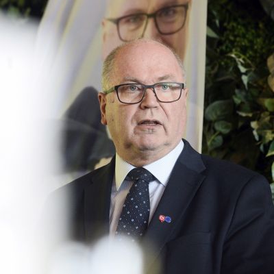 Eero Heinäluoma tiedotustilaisuudessaan Helsingissä.