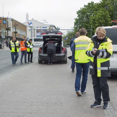 Poliisi, Trafi ja veroviranomaiset tekevät tehovalvontaa.
