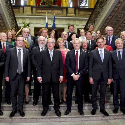 Suomen hallitus ja komission vieraat ryhmäkuvassa Säätytalolla