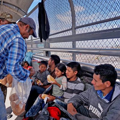 Keski-Amerikan maista sekä Kuubasta lähtöisin olevia siirtolaisia Santa Fen kansainvälisellä sillalla Meksikossa lokakuussa 2018.