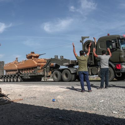 Turkin armeija siirtää kalustoa rintamalle.