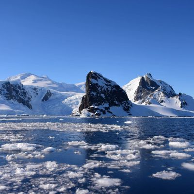 Jäälauttoja merellä Etelämantereen saaristossa.