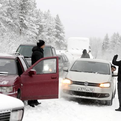 Turvapaikanhakijoiden autoletka odotteli puomiasemalla 3 kilometriä Alakurtista itään lauantaina 23. tammikuuta 2016 Venäjän rajavartiolaitoksen lupaa päästä jatkamaan matkaansa Suomeen Sallan Kelloselän raja-asemalle.