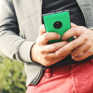 Man och telefon,