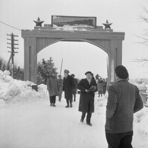 Toimittajat tutustumassa Porkkalan alueeseen 1.1.1956 Porkkalan palautus, toimittajat tutustumassa alueeseen, talvi, venäläisten juhlaportti