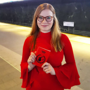 Bra inträdesprovslitteratur ger en bild av de kommande studierna, säger Sofia Wahlroos. Här är hon på universitetets sitz. Sofia Wahlroos, studerande vid finska statsvetenskapliga fakulteten.