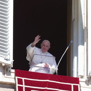 paavi vilkuttaa ikkunasta