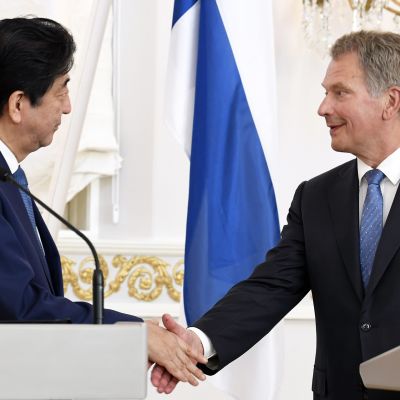 Japanin pääministeri Shinzo Abe ja presidentti Sauli Niinistö tiedotustilaisuudessa Helsingissä maanantaina.