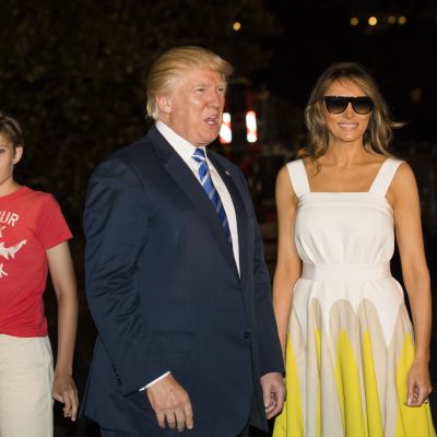 Barron, Trump kävelemässä sunnuntaina vanhempiensa kanssa Valkoiseen taloon.