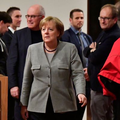 Angela Markel neuvottelutauolla.