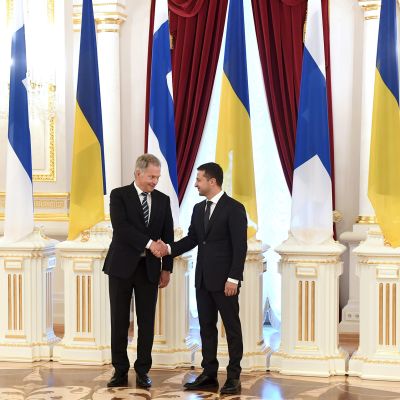 Presidentti Sauli Niinistö ja Ukrainan presidentti Volodymyr Zelenskiy kättelevät vastaanottoseremoniassa Mariinski-palatsissa Kiovassa, Ukrainassa, 12. syyskuuta 2019.