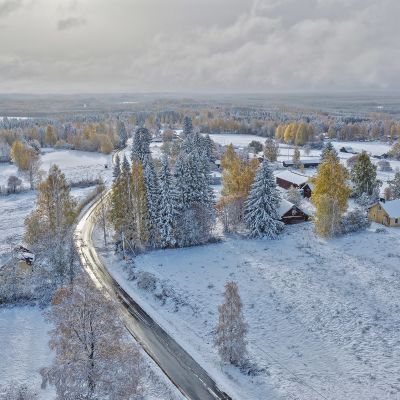 Ensilumi Joensuun Heinävaarassa 5.10.2019.