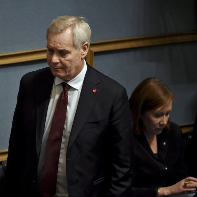 Pääministeri Antti Rinne ja kunta- ja omistajaohjausministeri Sirpa Paatero eduskunnan hiljaisella hetkellä viime perjantaina menehtyneen keskustan kansanedustaja Antti Rantakankaan muistolle eduskunnan täysistunnossa Helsingissä 26. marraskuuta 2019.