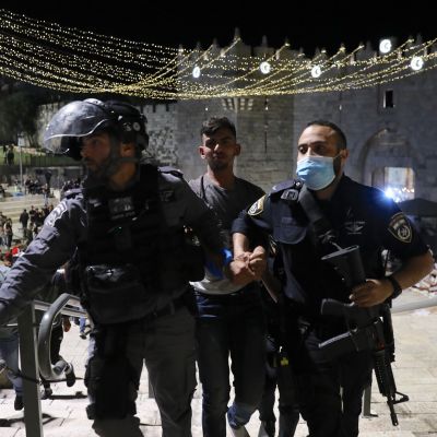 Israelin poliisi pidättää palestiinalaisen mielenosoittajan.