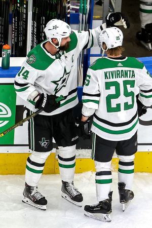 Joel Kiviranta gratuleras av Dallas lagkapten Jamie Benn efter segermålet. Joel Kiviranta gratuleras av Dallas lagkapten Jamie Benn efter segermålet.