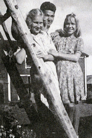 Sotavanki Boris Volkov ja kaksi tyttöä Pirttijoella noin 1944.
