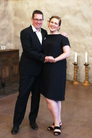 Pianisti Hans-Otto Ehrström ja "muusa" mezzosopraano Anna Danik, joka toimi konsertissa lehdenkääntäjänä. Pianisti Hans-Otto Ehrström ja sopraano Anna Danik Lohjan kirkossa kesäkuussa 2020.